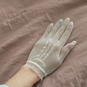Elegant White Lace Gloves